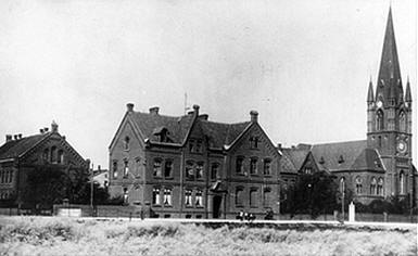 Die Christuskirche mit dem 1894 erbaute Gemeindehaus um 1902. - Fr weitere Infos Bild anklicken!