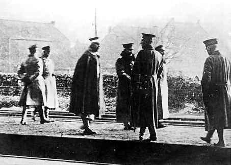 Auf dem Weg ins niederländische Exil: Wilhelm II. (M.) an der Grenzstation Eysden