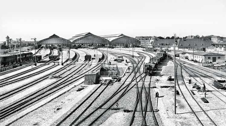 Viele Gleise: Allein die Osteinfahrt des Knigsberger Hauptbahnhofs wies schon kurz vor seiner Fertigstellung im Sommer 1929 eine groe Zahl an Gleismetern auf. Bis zum Ersten Weltkrieg umfasste das Netz der Preuischen Staatseisenbahn 37.500 Streckenkilometer, das Netz der Ostpreuischen Sdbahn bis 1903 260 Kilometer und das der Kniglichen Eisenbahndirektion zu Knigsberg in Preuen bis zur bernahme der Ostpreuischen Sdbahn rund 1600 Streckenkilometer.