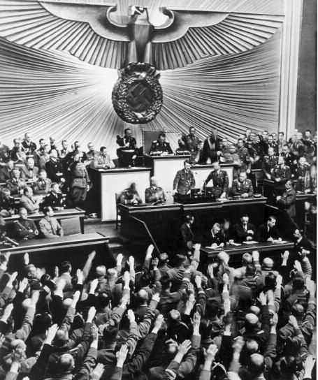 Statt im gewohnten Braun nun im militärischen Feldgrau: Adolf Hitler hält im Reichstag am 1.9.1939 seine Rede (für weitere Infos Bild anklicken!)