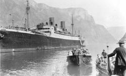 Die Steuben (1925, noch als Mnchen) beim Ausbooten whrend eine Polarfahrt.