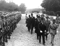 Ankunft der ungarischen Delegation vor der Unterzeichnung des Vertrags von Trianon im Park von Versailles.