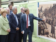 Stiftungsdirektor Manfred Kittel fhrt Bundeskanzlerin Angela Merkel und Kulturstaatssekretr Bernd Neumann (beide CDU) durch eine Ausstellung Foto: picture alliance / dpa