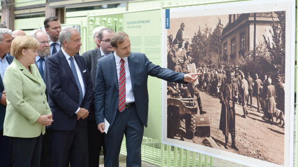 Stiftungsdirektor Manfred Kittel fhrt Bundeskanzlerin Angela Merkel und Kulturstaatssekretr Bernd Neumann (beide CDU) durch eine Ausstellung Foto: picture alliance / dpa