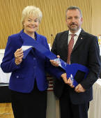 Die Amtsvorgngerin Erika Steinbach berreicht dem neuen BdV-Prsidenten Dr. Bernd Fabritius einen groen blauen Schlssel als Symbol fr die bergabe der Bundesgeschftsstelle des BdV. Foto: Jan Hini