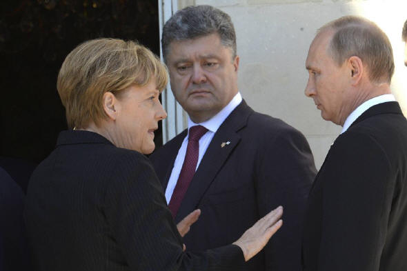 Bundeskanzlerin Angela Merkel mit dem ukrainischen Präsidenten Petro Poroschenko und dem russischem Präsidenten Wladimir Putin Foto: picture alliance / dpa