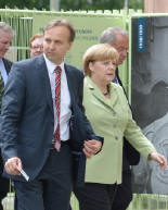 Manfred Kittel (l.) und Angela Merkel 2013 zum Baubeginn des Dokumentationszentrums der Vertriebenenstiftung. (picture alliance / dpa / Rainer Jensen)