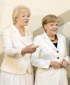 Tag der Heimat: Erika Steinbach, Angela Merkel und Lszl Kvr: Ehrung fr die Kanzlerin Foto: dpa