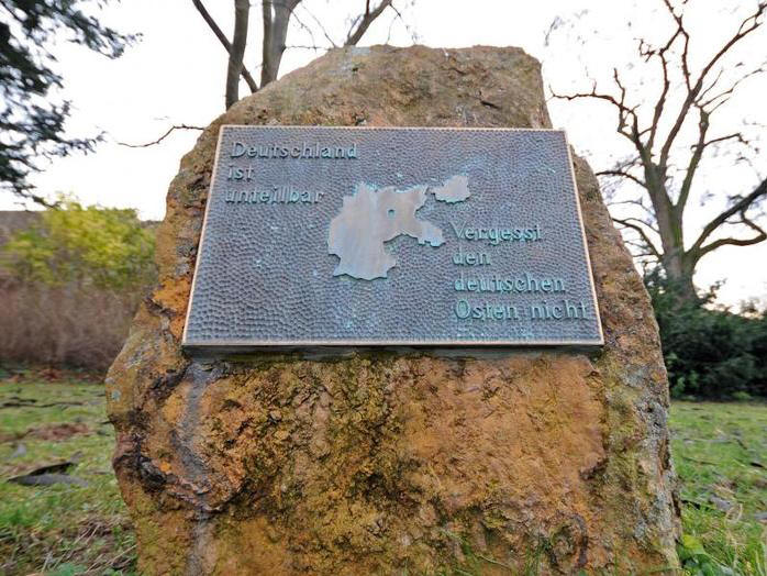 Der Gedenkstein auf dem alten Friedhof in Pfeddersheim zeigt Deutschland in den Grenzen von 1937 und mahnt, die alten Ostgebiete nicht zu vergessen. Dies ruft Kritik hervor. Foto: photoagenten/ Ben Pakalski