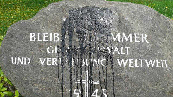 Der Gedenkstein am Wall wurde von unbekannten mit Teer oder schwarzer Farbe geschndet