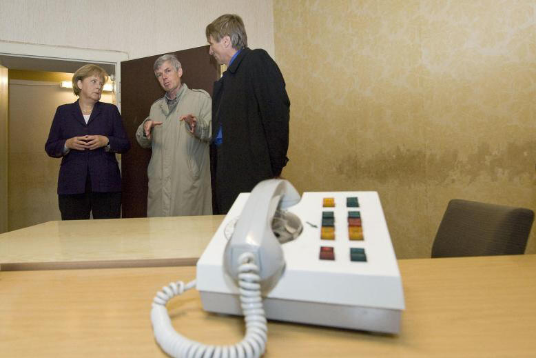 Bundeskanzlerin Angela Merkel (CDU) beim Besuch der Gedenksttte im Jahr 2009