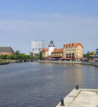 Hinter einer Wasserflche ist ein groes Hochhaus und deneben ein kleines Ensemble historischer Gebude zu sehen. (picture alliance / dpa / Soeren Stache)