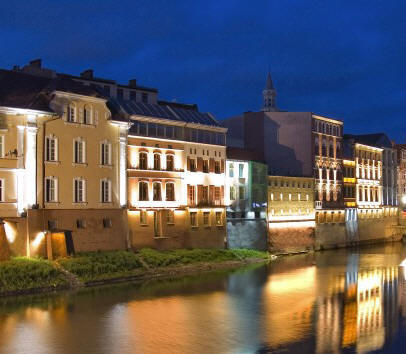 Huser am Ufer der Oder in Hhe des Stauwehrs in Opole, dem ehemaligen Oppeln in Oberschlesien, aufgenommen am abend des 05.07.2007. (picture-alliance/ dpa / Forum Marek Maruszak)