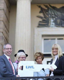 Symboltrchtiger Akt: NRW-Stadtentwicklungsminister Michael Groschek (re.) bergab gestern den Schlssel fr das Preuen-Museum Minden an LWL-Direktor Matthias Lb (li) und Kulturministerin Barbara Rschoff-Thale, beobachtet von den Abgeordneten Birgit Hrtet, Kirstin Korte, Stiftungs-Geschftsfhrer Peter Kienzle und Brgermeister Michael Jcke. MT-Fotos: Lehn