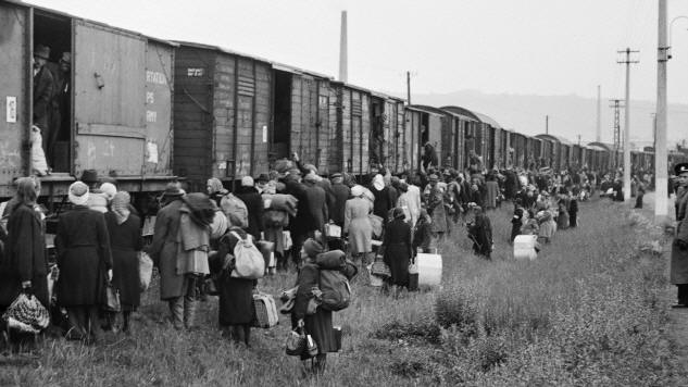 Sudetendeutsche betreten die Gterwaggons, mit denen sie 1946 die Tschechoslowakei verlassen mssen.   (dpa / CTK)