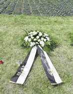 Feierliches Umbettungszeremoniell: Die berreste deutscher Toter werden auf dem deutschen Soldatenfriedhof in Bartossen beigesetzt. Die LO stiftete einen Kranz (re).