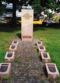 Denkmal fr Flchtlinge und Vertrieben auf den Grnflchen am Servatiiplatz in Mnster (Bild fr weitere Informationen anklicken)