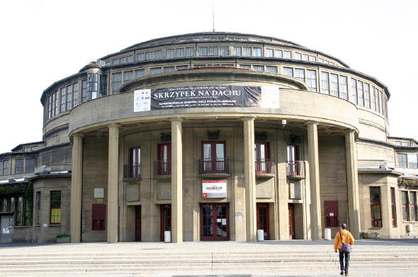 Aus der zeitweiligen Volkshalle ist wieder eine Jahrhunderthalle geworden: Haupteingang der Breslauer Sehenswrdigkeit